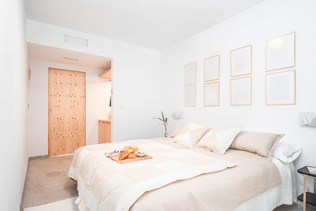 Foto de habitación con cama de color pastel