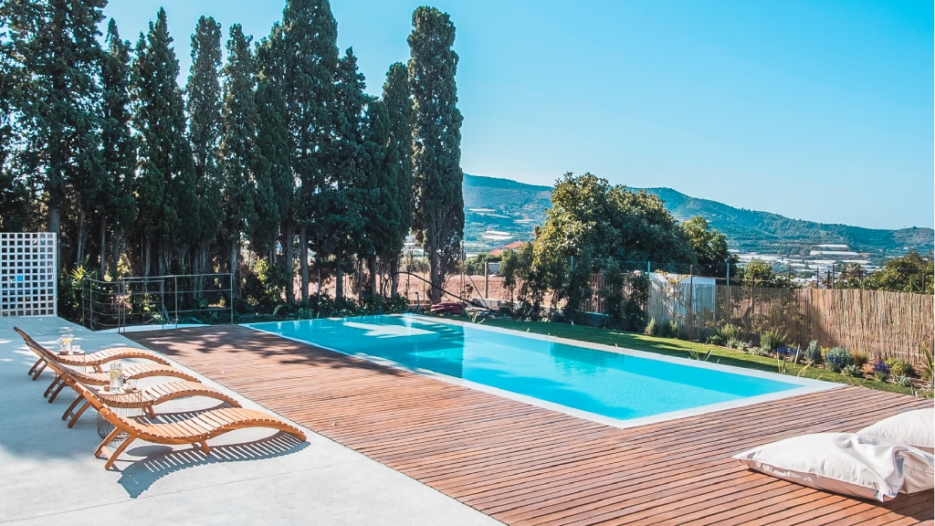Terraza de casa rural con piscina en Granada